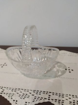 Cesta de cristal labrado con asa