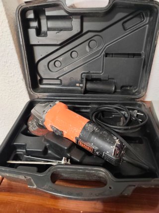 Amoladora Black+Decker con maletín