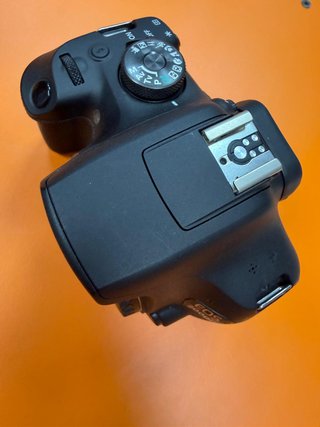 Canon EOS 2000D + Batería