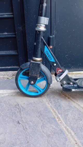 Patinete Oxelo azul y negro