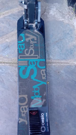 Patinete Oxelo azul y negro