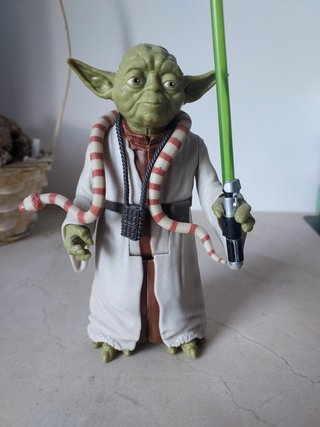Figura Yoda Star Wars con sable de luz