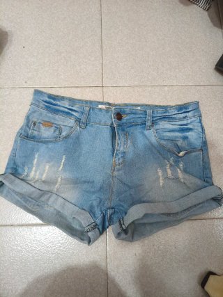Pantalón corto vaquero desgastado