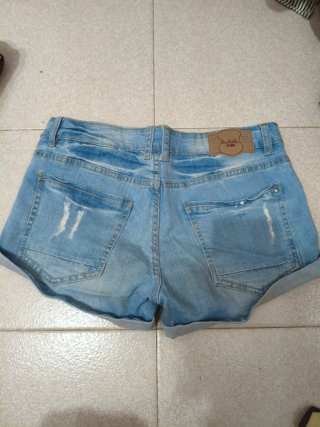 Pantalón corto vaquero desgastado