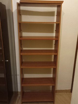 Estantería de madera marrón