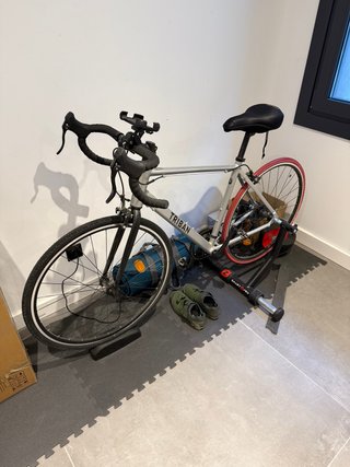 Bicicleta Triban con rodillo