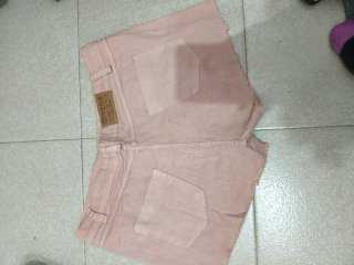 Pantalón corto rosa desgastado
