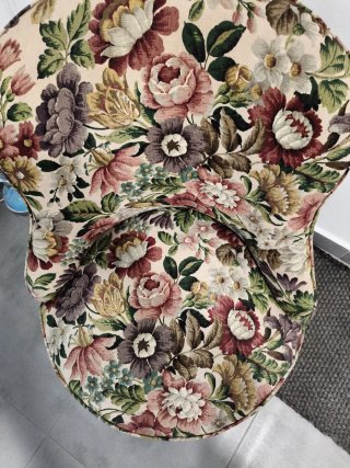 Sillón tapizado floral