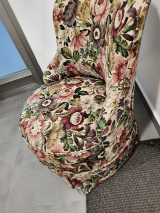 Sillón tapizado floral