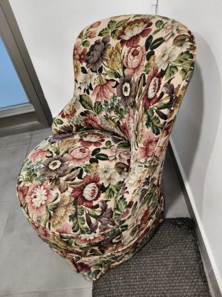 Sillón tapizado floral