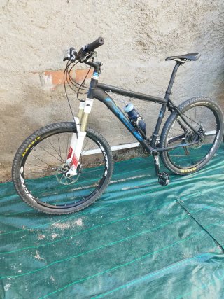 Bicicleta de Montaña Negra y Azul
