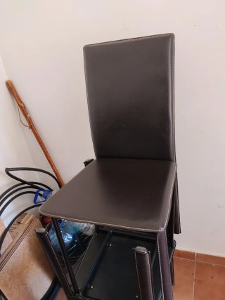 Juego de 4 sillas de comedor y mesa de cristal