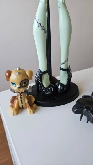 Boneca Monster High Frankie Stein Elástico Dourado