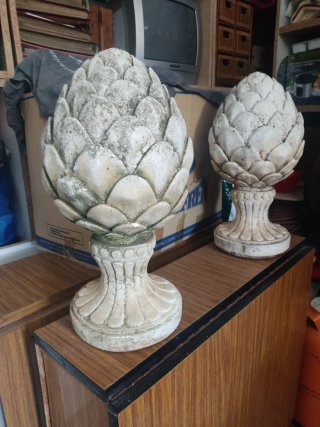 Piñas decorativas de piedra