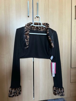 Chaqueta corta con estampado animal