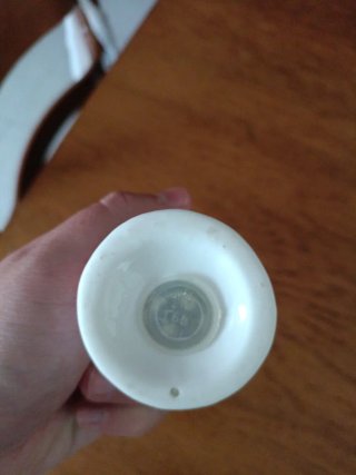 Salero de porcelana decorado con verduras