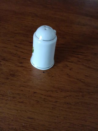 Salero de porcelana decorado con verduras