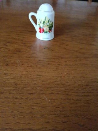 Salero de porcelana decorado con verduras