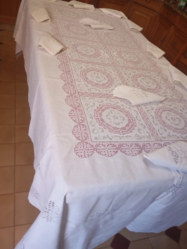 Manteleria bordada amano lagartera y desilada