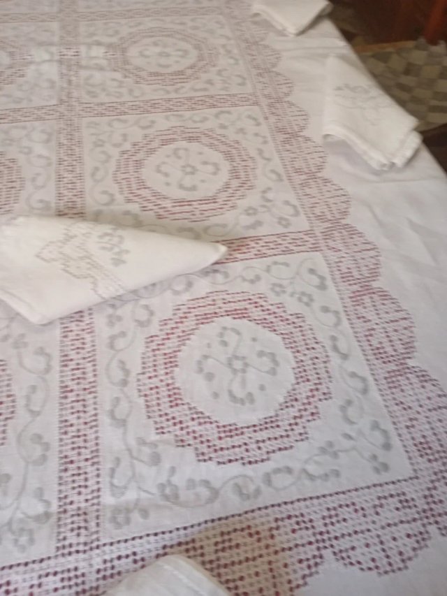 Manteleria bordada amano lagartera y desilada