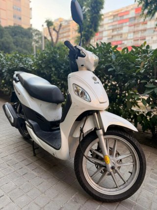 SYM Scooter Blanca Automática