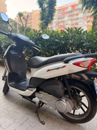 SYM Scooter Blanca Automática