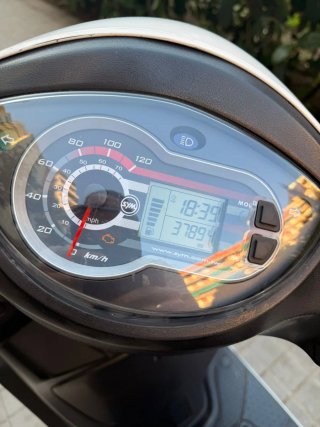 SYM Scooter Blanca Automática