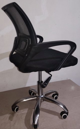 Silla de Oficina Negra con Base Metálica
