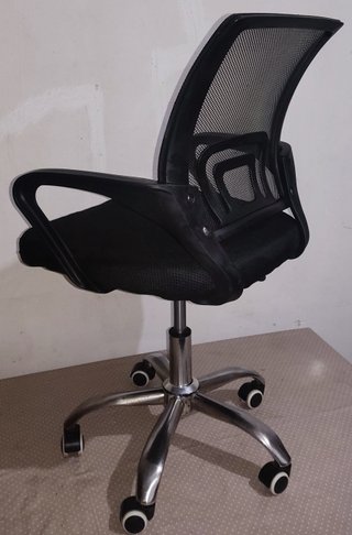 Silla de Oficina Negra con Base Metálica