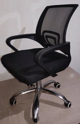 Silla de Oficina Negra con Base Metálica
