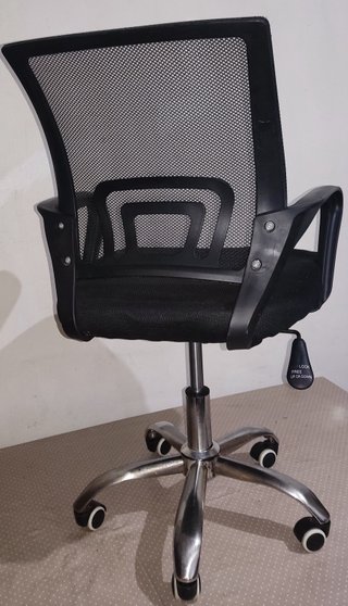 Silla de Oficina Negra con Base Metálica