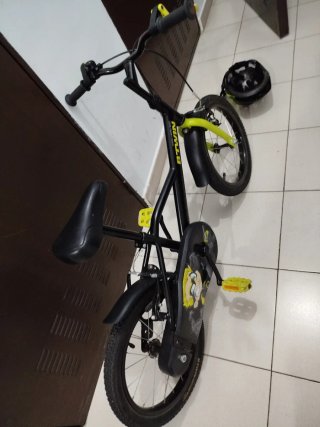 Bicicleta infantil verde y negra