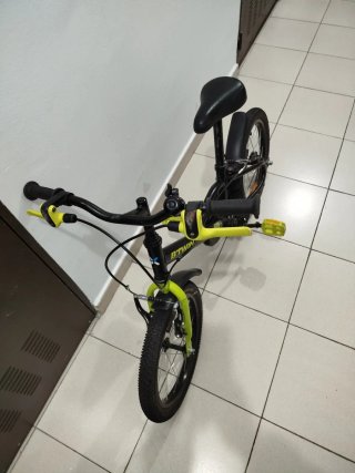 Bicicleta infantil verde y negra