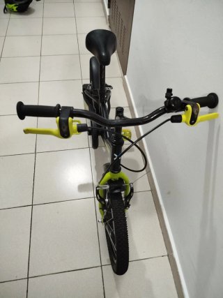 Bicicleta infantil verde y negra