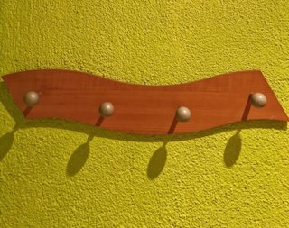 Perchero de madera ondulado