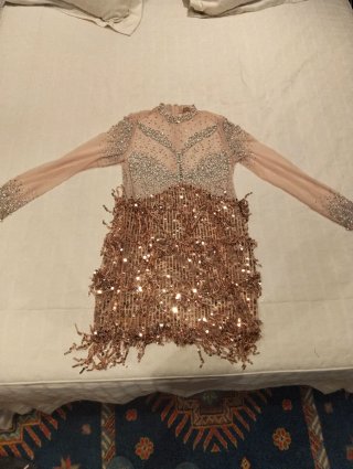 Vestido pedrería flecos estilo cabaret