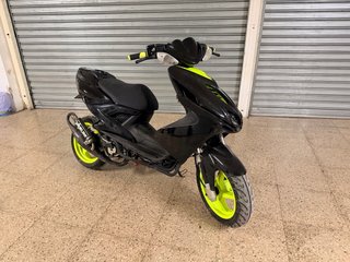 Yamaha Aerox trucada negra y verde