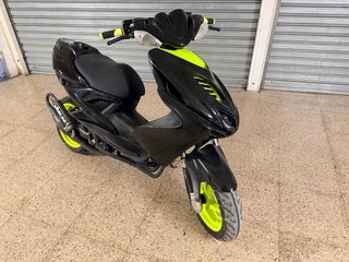 Yamaha Aerox trucada negra y verde