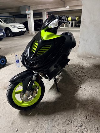 Yamaha Aerox trucada negra y verde