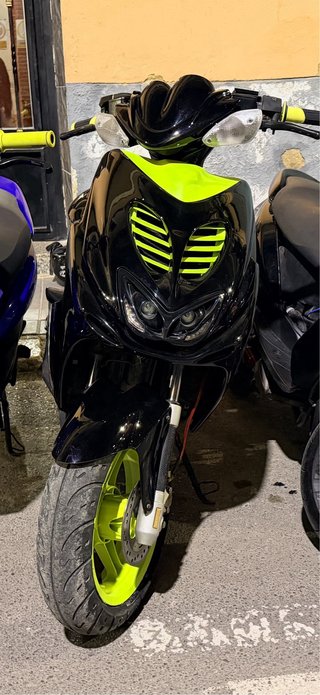 Yamaha Aerox trucada negra y verde