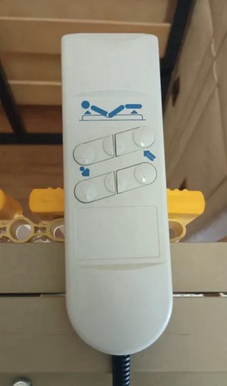 Cama articulada con mando y barandillas