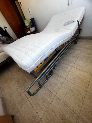 Cama articulada con mando y barandillas