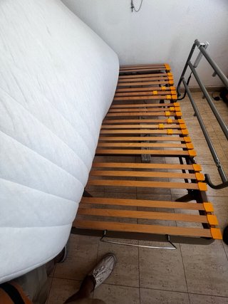 Cama articulada con mando y barandillas
