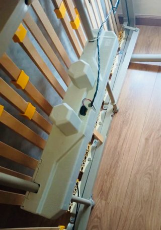 Cama articulada con mando y barandillas