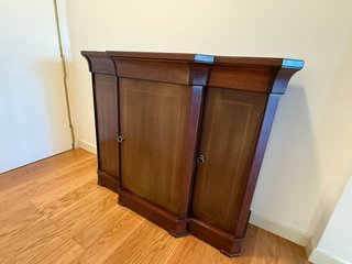 Mueble de madera maciza estilo antiguo