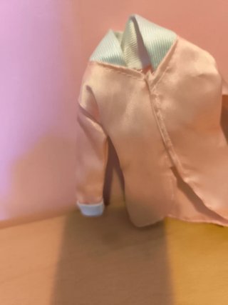 Cappotto in raso rosa per bambola Barbie. Anni '90