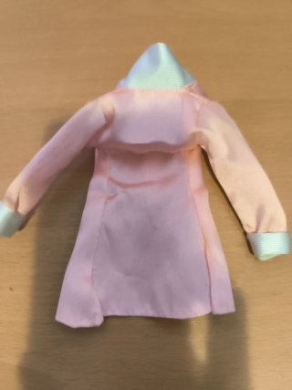 Cappotto in raso rosa per bambola Barbie. Anni '90