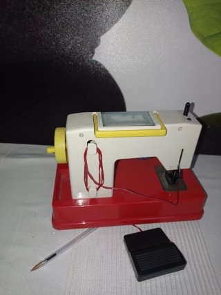 Máquina de coser Román años 80