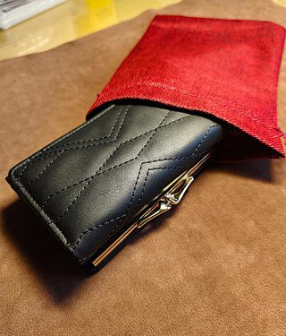 Portafoglio donna nero con chiusura a scatto