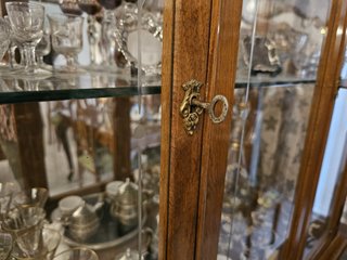 Muebles de salón. Vitrina y aparador